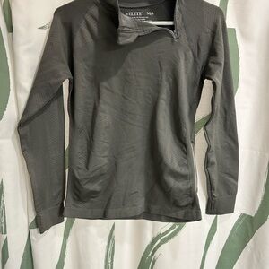 Yelete M/L Textured Gray Top